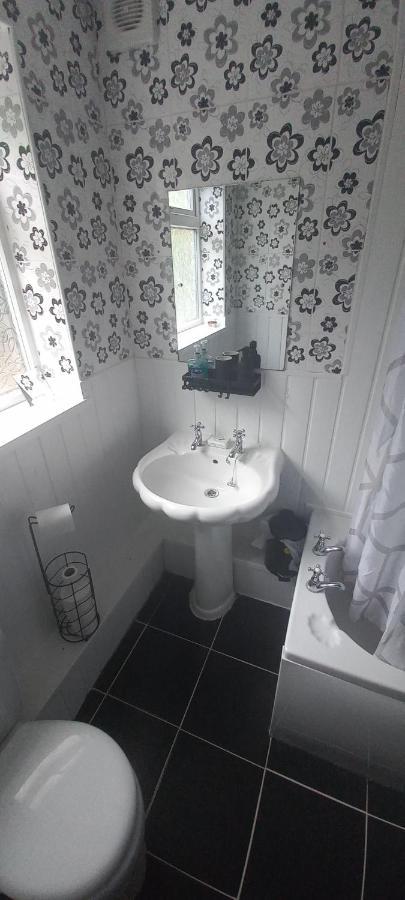 6-Min Walk To New Cross Parking Long Stay Discounts Вулвергемптон Экстерьер фото